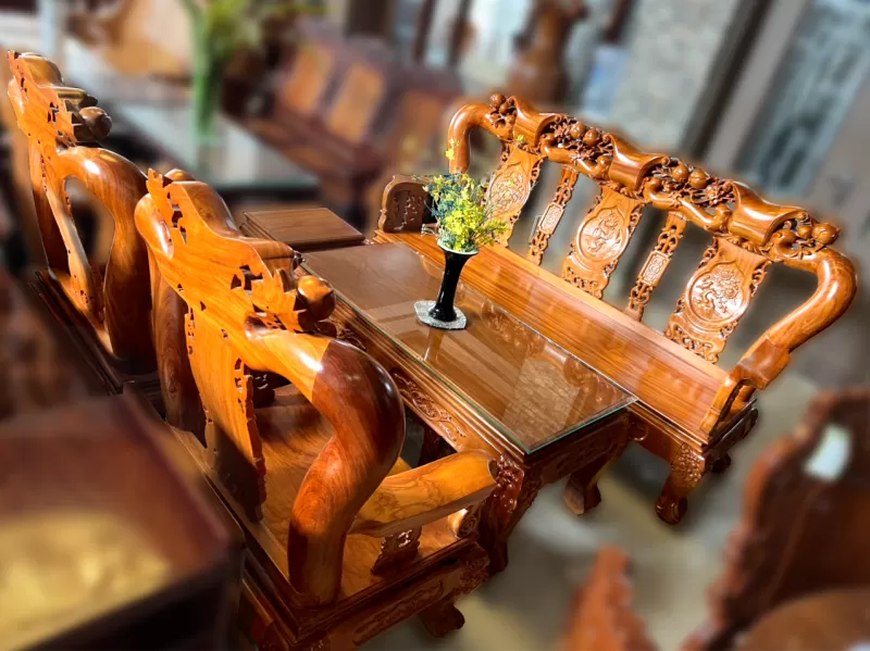Bộ Salon gỗ Gõ đỏ chạm Đào tay 12 chạm Hoa nở tứ quý kết hợp với những biểu tượng phong thủy đẹp mắt 