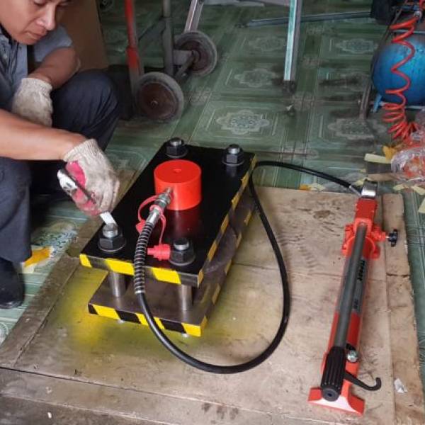 Máy ép thủy lực 4 trụ 30 tấn HP-304M điểu khiển bằng tay