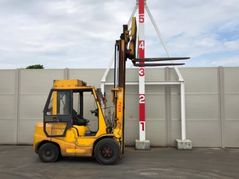 Xe nâng TCM FD35T3S sức nâng 3,5 tấn có gật gù