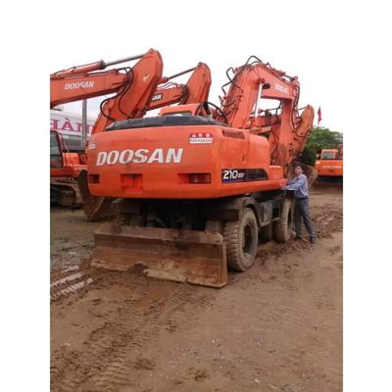 Cho thuê máy xúc đào bánh lốp Doosan 210