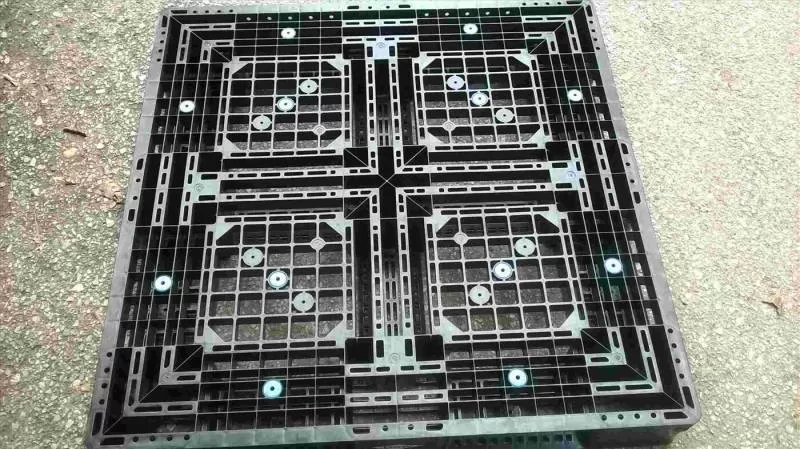Pallet nhựa 1100x1100x150mm màu đen Nhật Bản