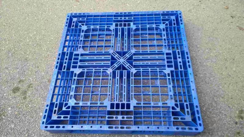 Pallet nhựa 1100x1100x150mm màu xanh