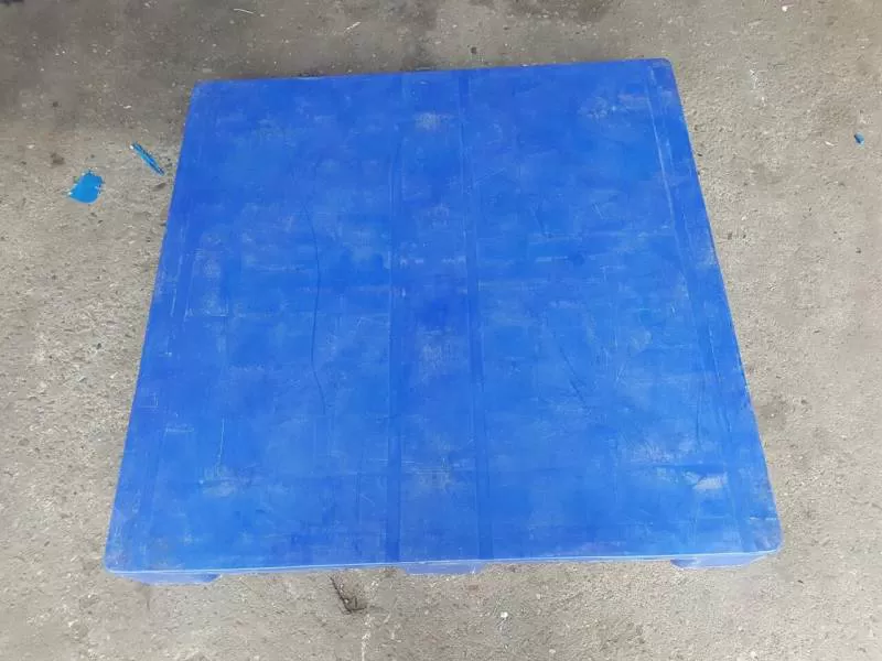 Pallet nhựa kích thước 1100x1100x150mm dạng mặt liền 3 chân