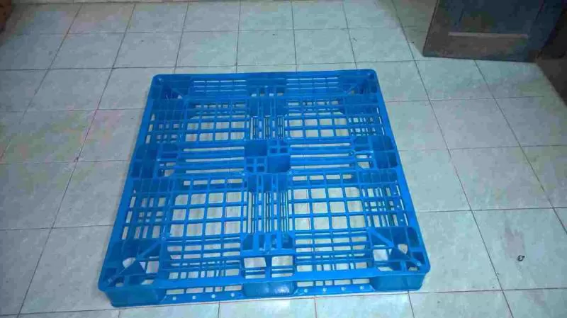 Pallet nhựa kích thước 1000x1000x120mm màu xanh