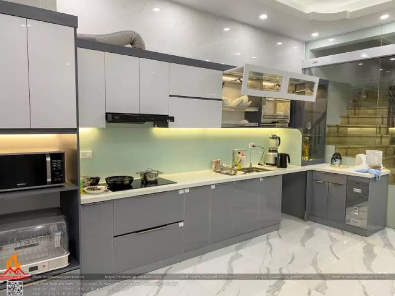 Mẫu tủ bếp inox cánh kính chữ L nhà chị Oanh, Kim Bảng, Hà Nam