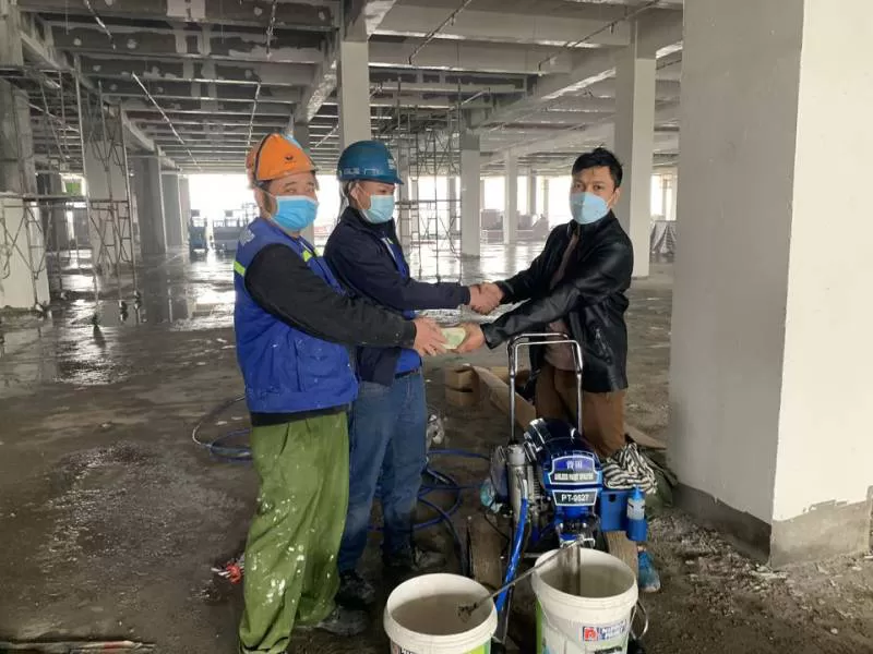 Khách mua máy phun sơn nhộn nhịp tháng đầu năm tại Anh Hưng Phát