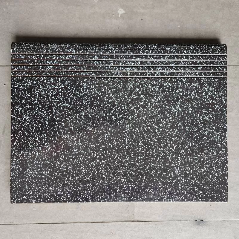 Gạch đất nung Đất Việt 30x40x1.3 bậc thềm men đen chấm bi trắng - HỒNG LOAN CERAMIC