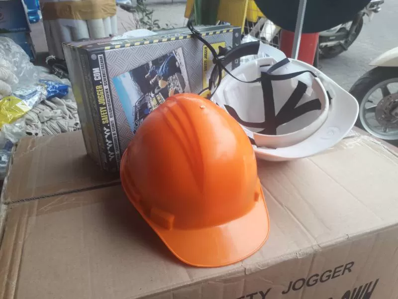 mũ dây bấm có lót xốp,safety helmet with foam lining,フォームライニング付き安全ヘルメット,폼 라이닝이 있는 안전 헬멧