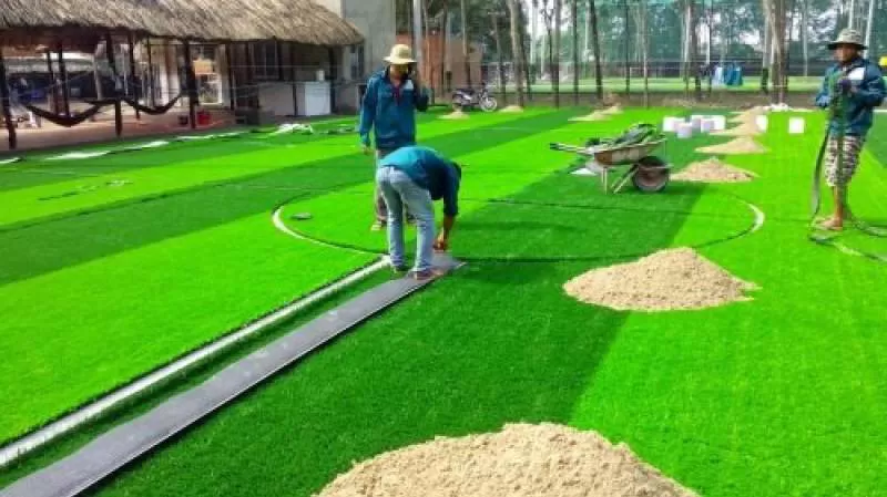 Thay mới cỏ nhân tạo cho sân bóng cũ