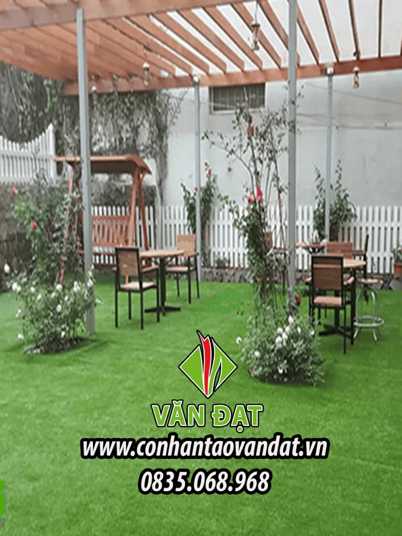 Cỏ nhân tạo trải quán cà phê
