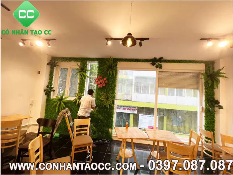 Thi công tường cây giả cho quán cà phê