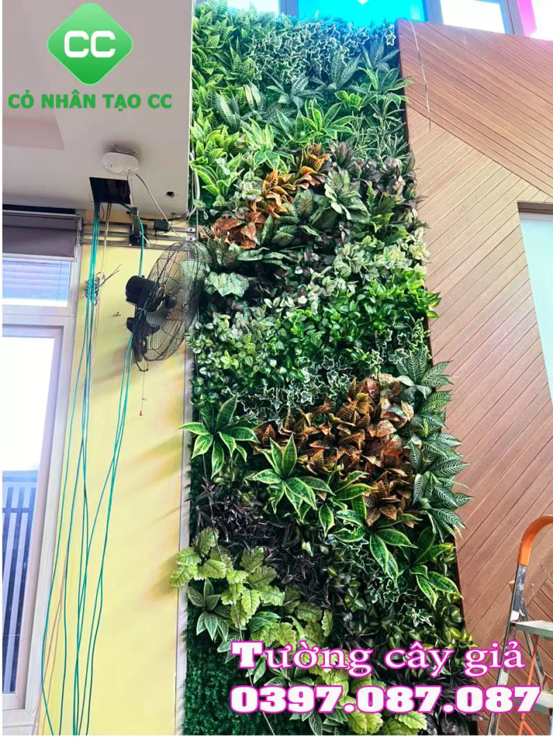 Bảng giá thi công tường cây giả hiện nay