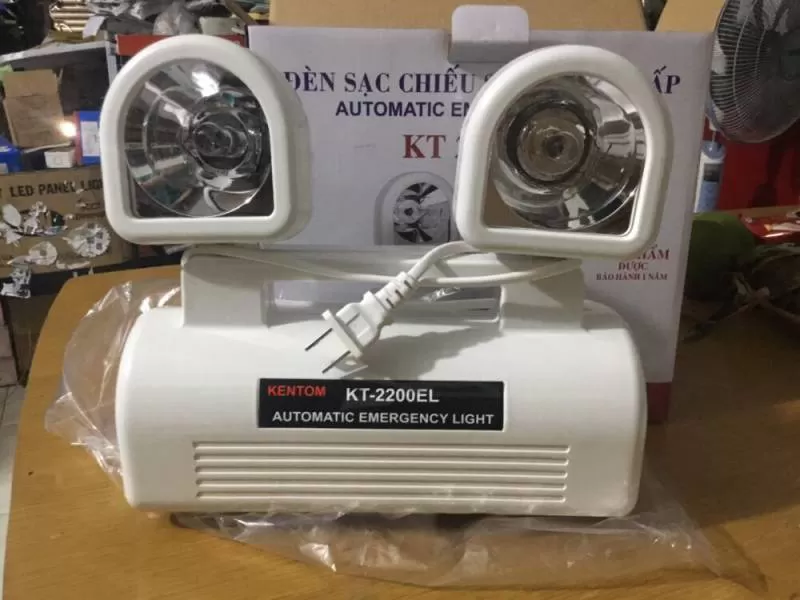 HOT – Giá bán đèn sạc khẩn cấp KT 2200EL Kentom 