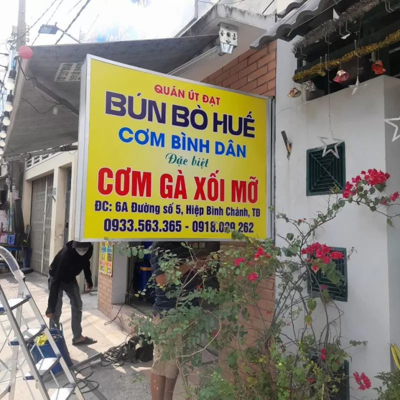 Bảng hiệu quán ăn bình dân