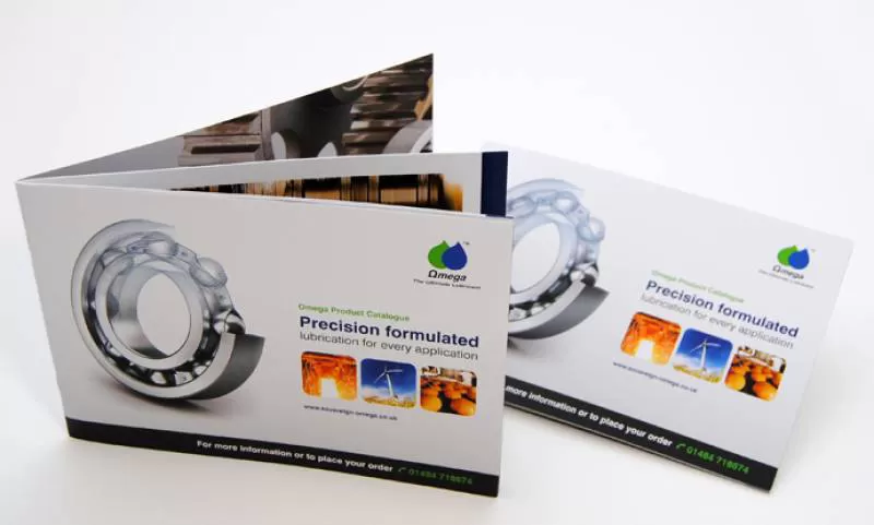 Catalogue gáy bấm kim giữa