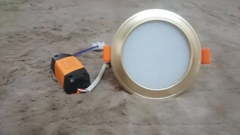 Đèn led âm trần 3 màu 12w D110 mặt cong cao cấp vàng đồng